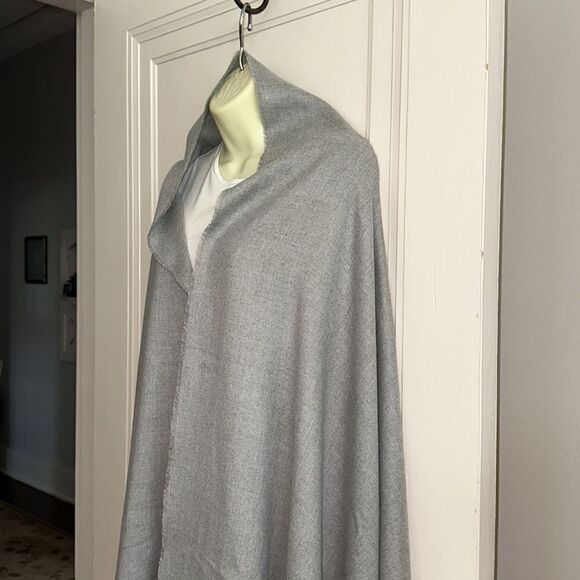 NWT Urban Outfitters gray polyester/viscose very large shawl/wrap - Picture 2 of 5